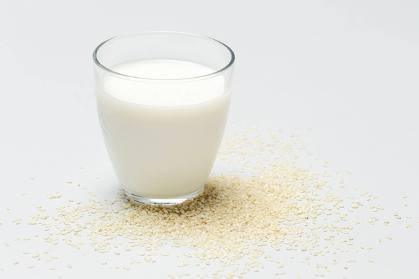 Sesame milk and seeds. Organic vegan non-dairy plant-based milk in a glass. - Foto, Imagem