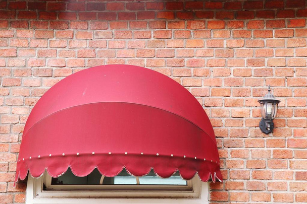 Kırmızı tente ön mağaza Binası - Fotoğraf, Görsel