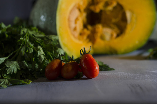 Fresh yellow pumpkin on an old tray with vegetables - Foto, afbeelding