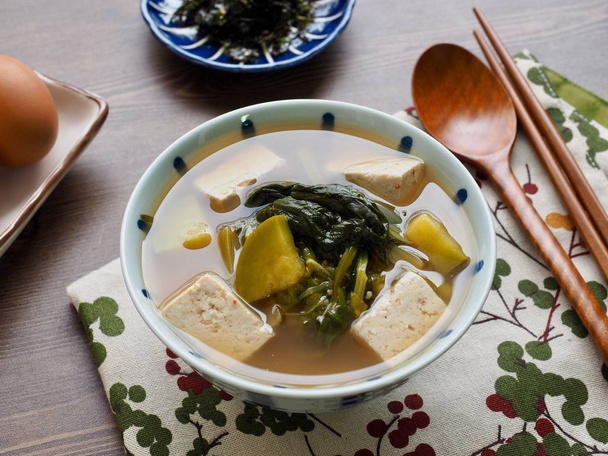 Kore Gıda soya ve ıspanak hamur yahnisi, doenjangguk, miso çorbası - Fotoğraf, Görsel