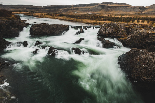 Tekoucí divoká řeka v krásné krajině na Islandu, v Evropě - Fotografie, Obrázek