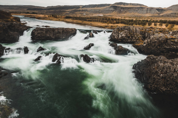 アイスランド、ヨーロッパの美しい風景の中で流れる野生の川 - 写真・画像