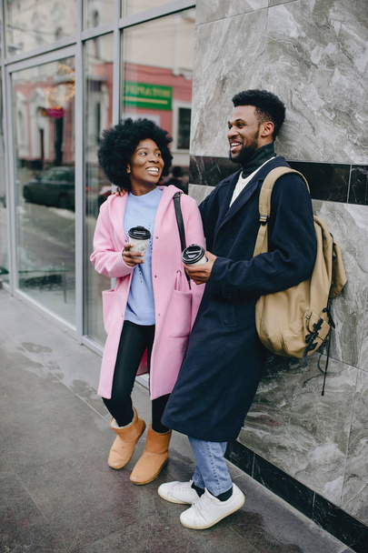 Black couple in a city - Foto, afbeelding