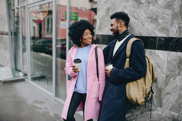 Black couple in a city - Foto, afbeelding