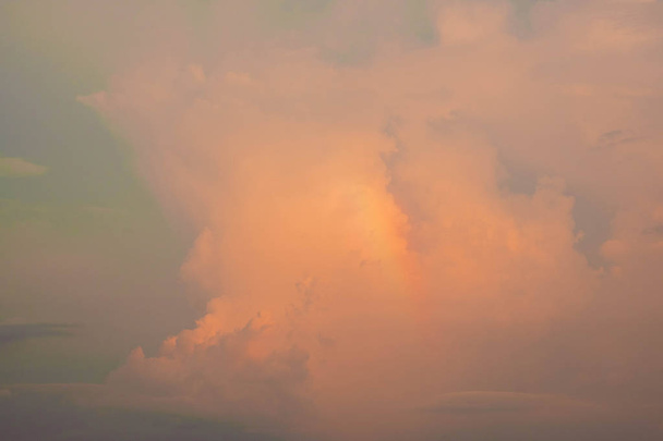 Cumulonimbus nuvem no céu de manhã e arco-íris para previsão e conceito de meteorologia
 - Foto, Imagem