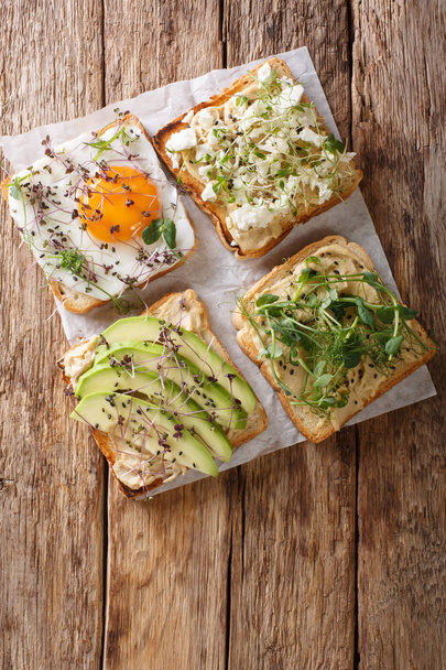 Sándwiches saludables con hummus, aguacate, queso feta, microverde
 - Foto, imagen