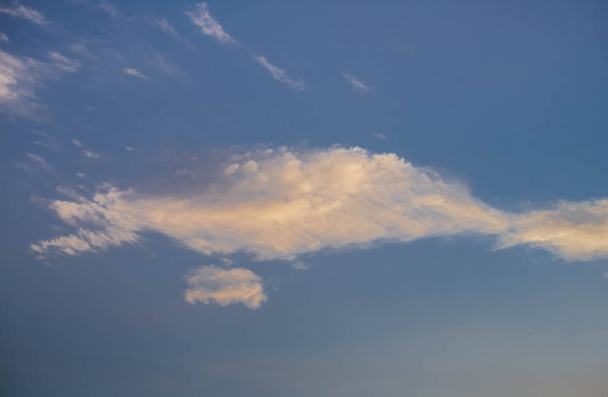 красива абстрактна хмара кумульгату на фоні заходу сонця для прогнозування та концепції метеорології
 - Фото, зображення