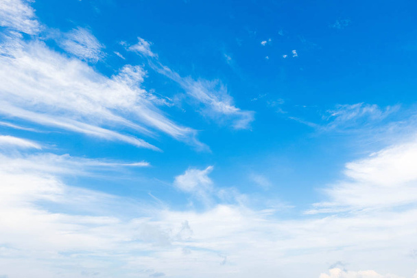 Abstrakt Altostratského mraku na modrém nebeském pozadí pro koncept předpovědi a meteorologie - Fotografie, Obrázek