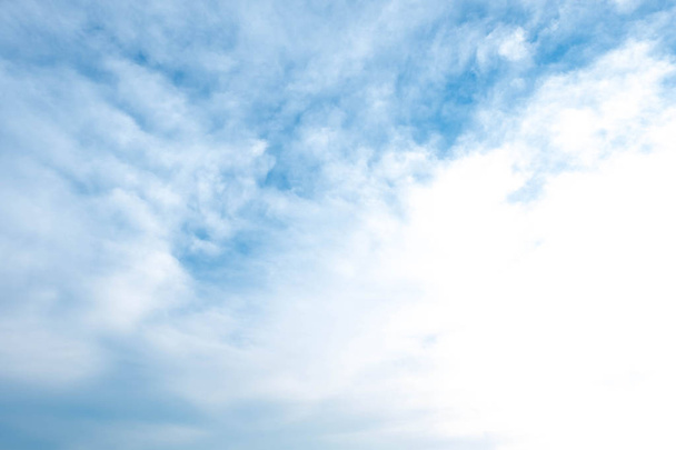 mooi van abstracte Cirrocumulus Cloud en Blue Sky achtergrond voor voorspellings-en meteorologie concept - Foto, afbeelding