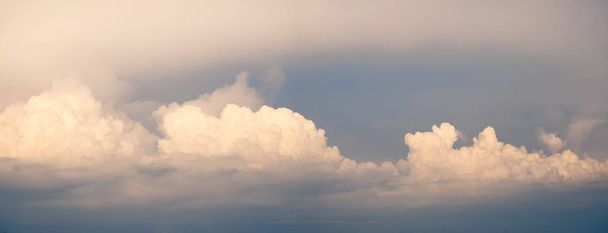 панорама красива абстрактної хмари CUMULONIMBUS на ранковому фоні для прогнозування та концепції метеорології
 - Фото, зображення