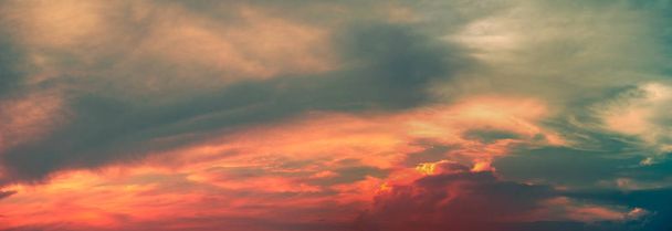панорама красива абстрактної хмари Страуса на фоні заходу сонця для прогнозування та концепції метеорології
 - Фото, зображення