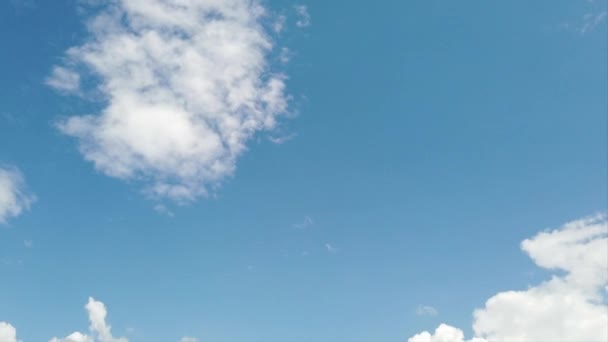 Impressionante cumulo stratificato soffici nuvole bianche che si incrociano a vicenda in lasso di tempo con meravigliosi effetti scenici evanescenti e luci naturali - Filmati, video