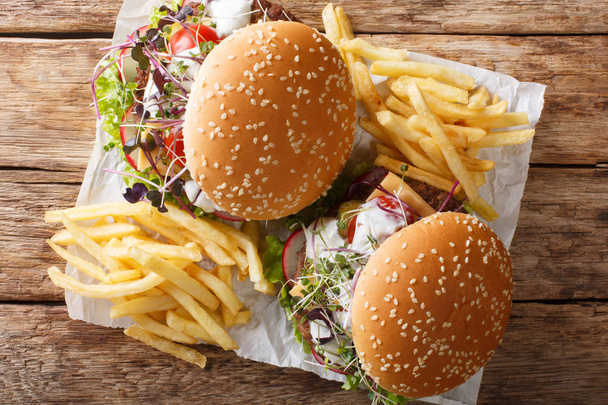 Rindfleisch-Burger mit frischem Gemüse, Microgreen, Cheddar-Käse und - Foto, Bild