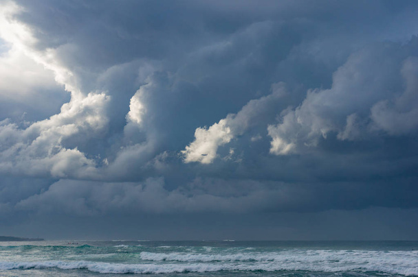 Пейзаж з океаном і хмарним небом
 - Фото, зображення