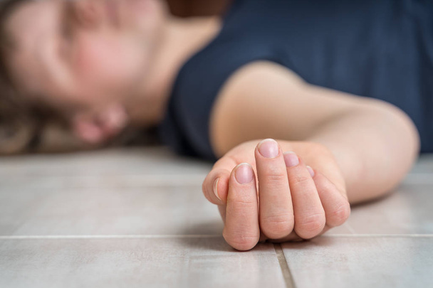 Femme morte allongée sur le sol blanc
 - Photo, image
