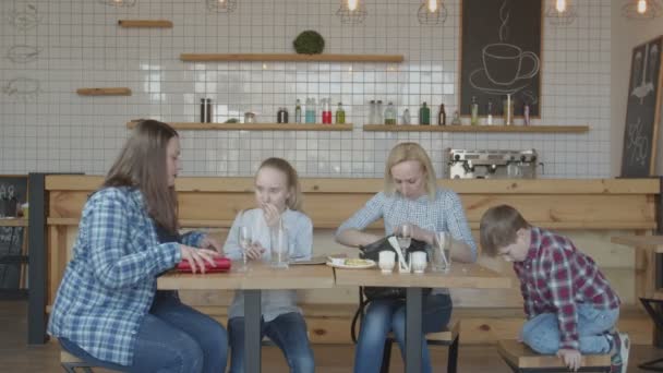 Female friend paying total bill in coffee shop - Záběry, video
