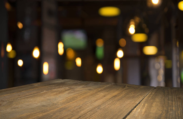 fundo borrado de bar e espaço de mesa marrom escuro de madeira retro
 - Foto, Imagem
