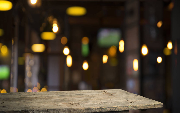 розмитий фон барної стійки і темно-коричневий простір столу з ретро деревини
 - Фото, зображення