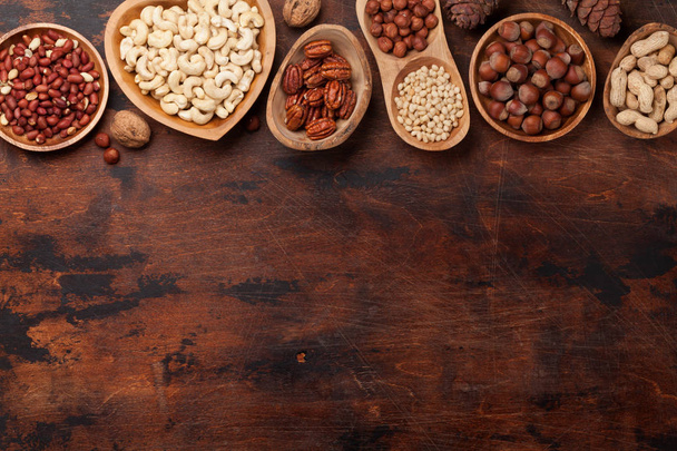 Вибір різних горіхів на дерев'яному столі
 - Фото, зображення