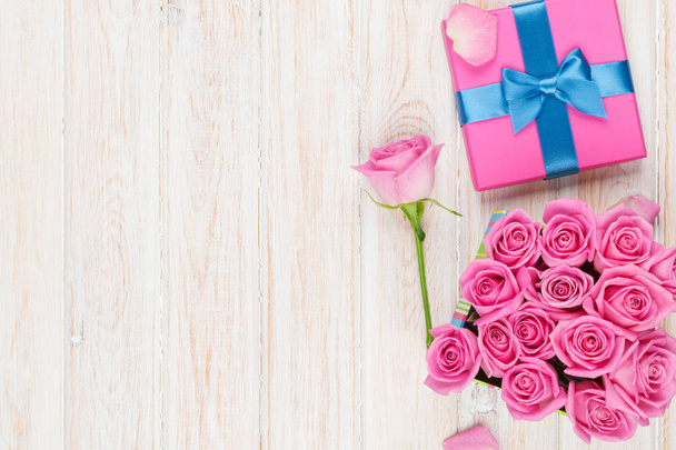 rosas rosadas y caja de regalo
 - Foto, Imagen