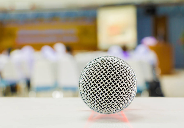 Primer micrófono inalámbrico sobre la mesa en la conferencia y
  - Foto, Imagen
