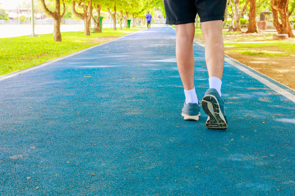 corsa piedi maschio in corridore esercizio di jogging con scarpe vecchie
  - Foto, immagini