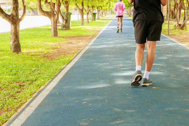 бег ногами мужчина в беге бег трусцой упражнения со старой обуви
  - Фото, изображение