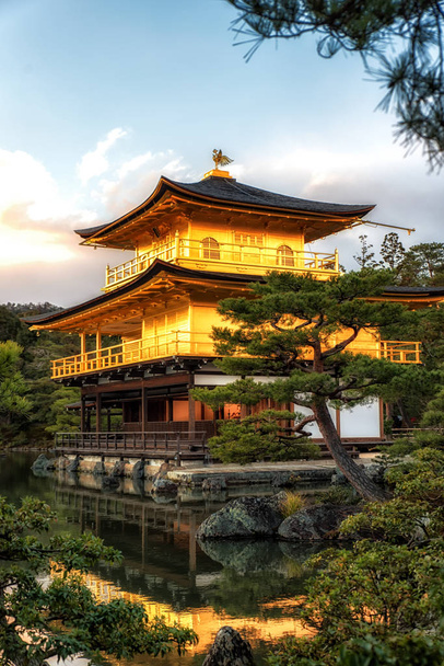 Kinkaku-ji el Templo de Oro en Kyoto con vistas al lago
  - Foto, Imagen