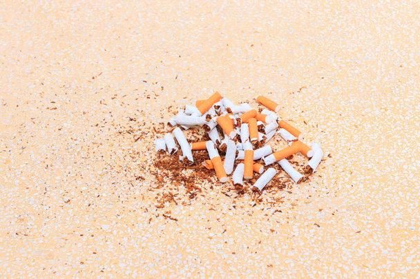 Kasa savukkeita rikki pöydällä terrazzo lattia
  - Valokuva, kuva