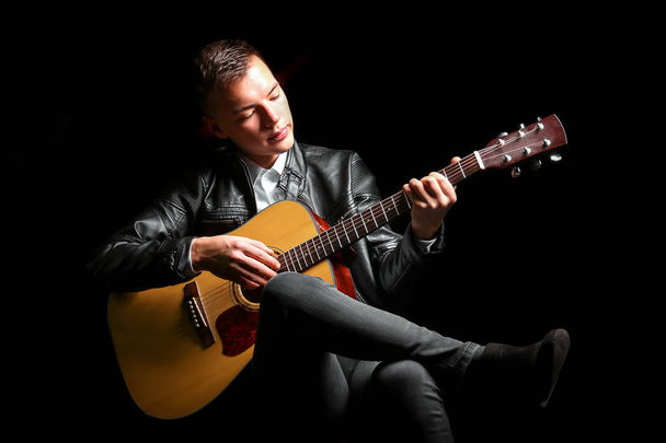 ギターを弾く若い男性 - 写真・画像