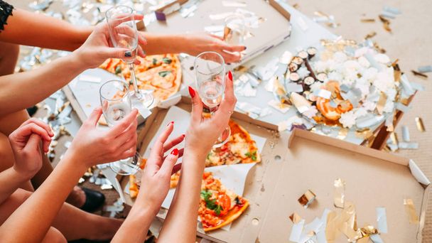 girls party celebration finishing pizza leftovers - Foto, Imagen