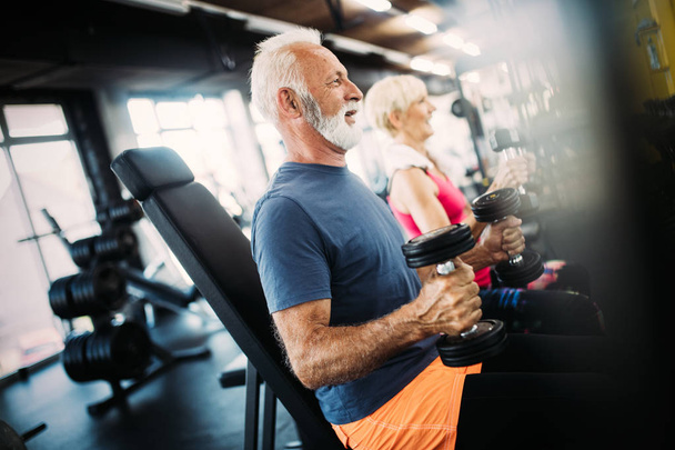 Mature man at the gym doing exercise to stay healthy - Zdjęcie, obraz