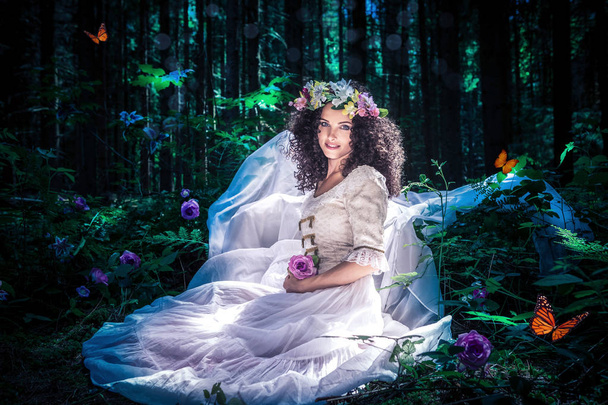 la fata in una foresta magica
 - Foto, immagini