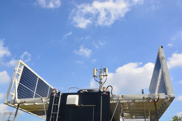 太陽光発電や太陽電池携帯電話アンテナ - 写真・画像