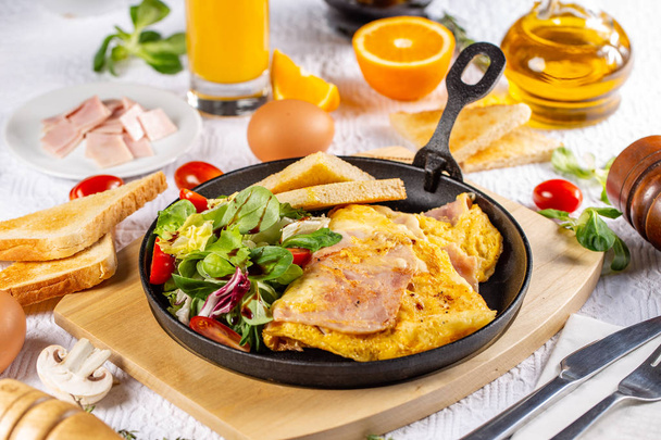 Omelet with ham and salad  - 写真・画像