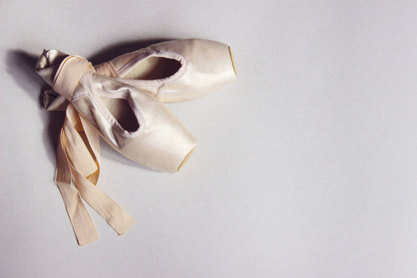 abgeschnittene Aufnahme von Ballettschuhen. abstrakter Balletthintergrund. Ballett-Hintergrund. - Foto, Bild