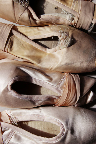 abgeschnittene Aufnahme von Ballettschuhen. abstrakter Balletthintergrund. Ballett-Hintergrund. - Foto, Bild