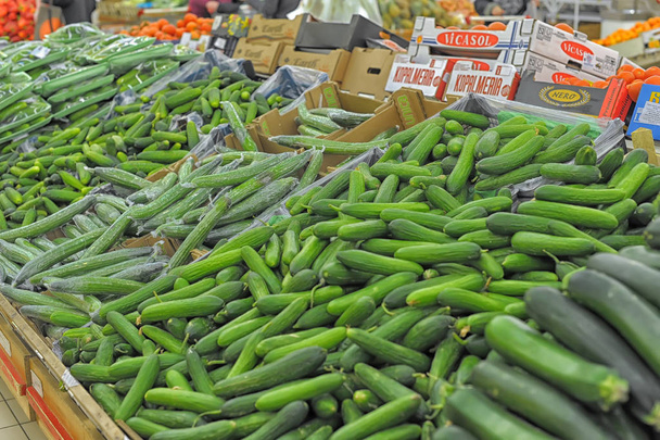 Cucumbers on sale in a supermarket - Foto, Bild