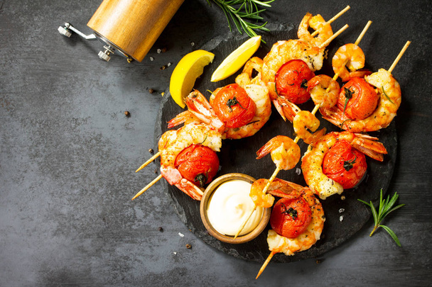 Grilled seafood. Delicious Grilled tiger shrimps with tomatoes,  - Foto, imagen
