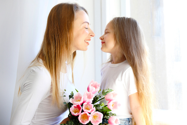 Boldog anyák napi koncepció. Kislánya gratulál az anyja. - Fotó, kép