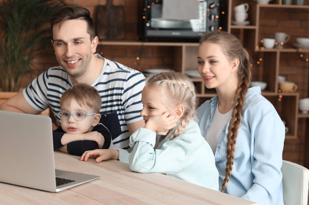 Familia feliz viendo dibujos animados en casa
 - Foto, Imagen