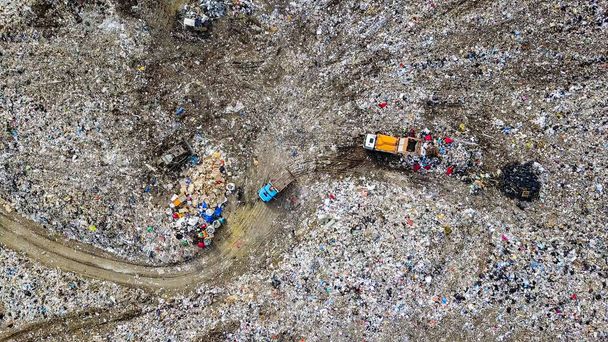 ごみ収集車は、ドローン、ヘッド ショットの上からロシア、エカテリンブルク市近くの埋め立て地にゴミをアンロードします。  - 写真・画像