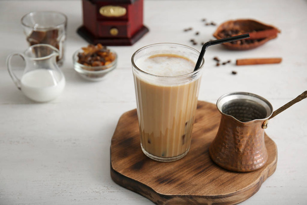 Beyaz masada lezzetli frappe kahve cam - Fotoğraf, Görsel