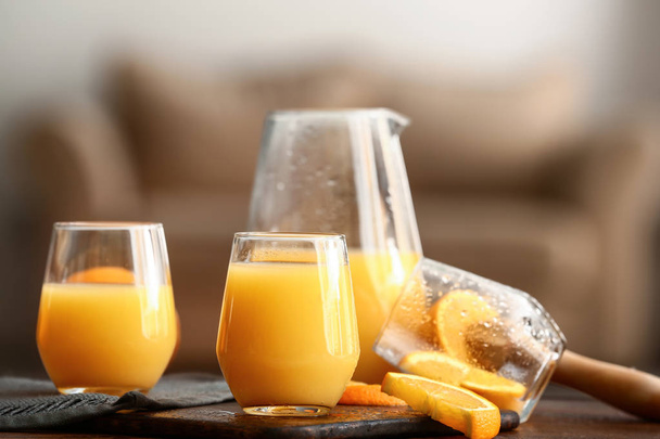 テーブルの上においしいオレンジジュースのメガネ - 写真・画像