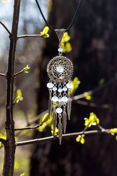 Handgemachter Traumfänger mit Federfäden und Perlen am Seil - Foto, Bild