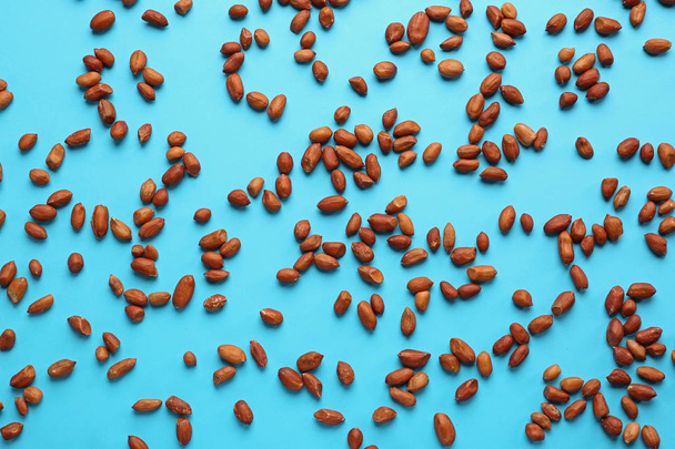 leckere Erdnüsse auf farbigem Hintergrund - Foto, Bild