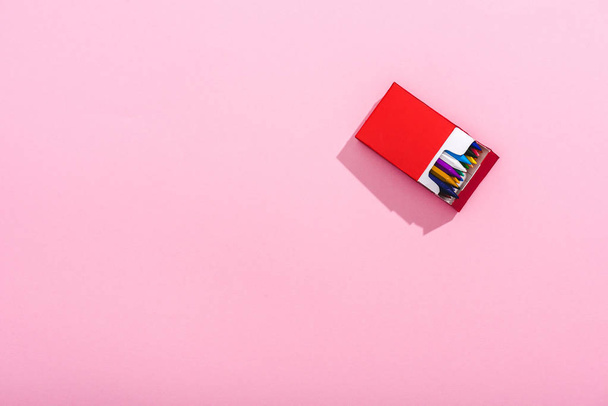 vista superior de lápices de colores en paquete de cigarrillos en rosa con espacio para copiar, concepto de fumar
 - Foto, Imagen