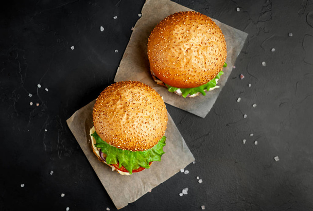 Свежие домашние гамбургеры на каменном фоне
 - Фото, изображение