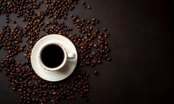 Свежий кофе на фоне черного камня с кофейными зёрнами
  - Фото, изображение