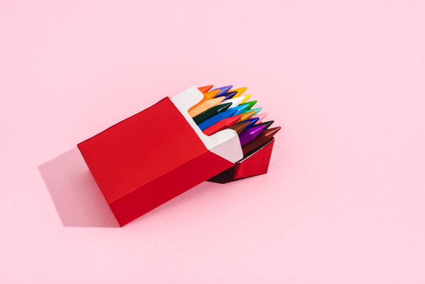 crayons multicolores en paquet de cigarettes sur rose avec espace de copie, concept fumeur
  - Photo, image